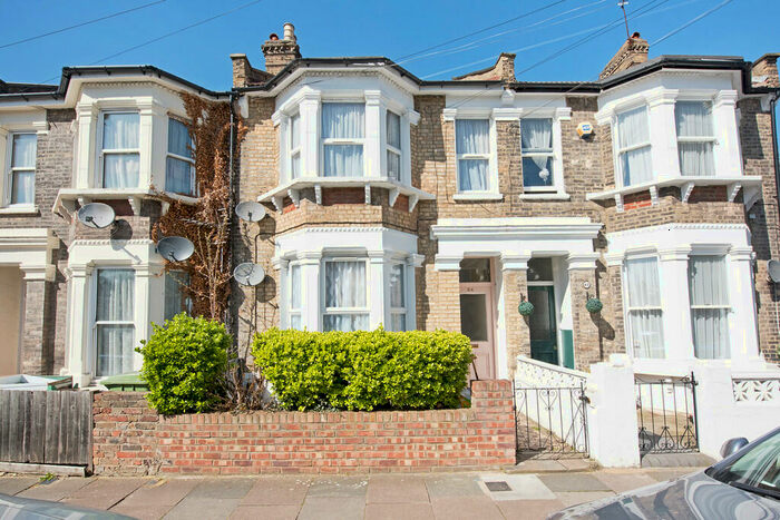 3 Bedroom Flat To Rent In Amott Road, London, SE15