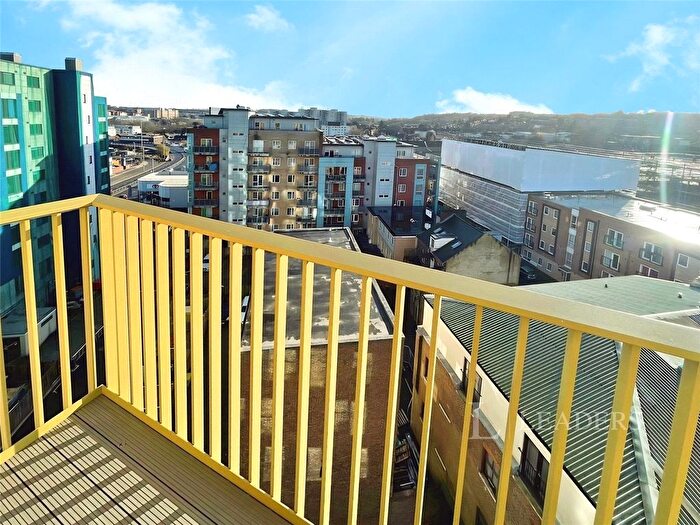 2 Bedroom Flat For Sale In Castle Street, Luton, Central Bedfordshire, LU1