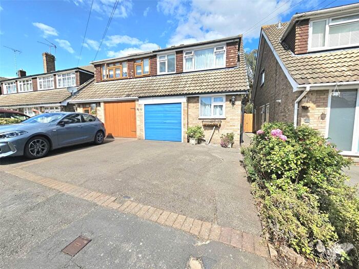 Semi Detached House To Rent In Thorncroft, Hornchurch, RM11