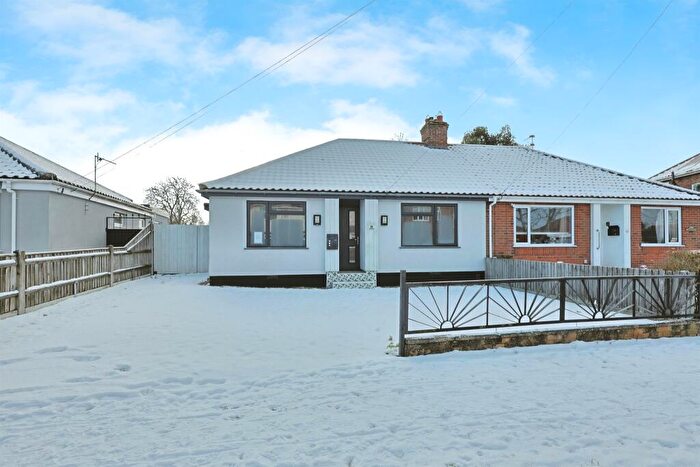 3 Bedroom Semi-Detached Bungalow For Sale In Allens Avenue, Norwich, NR7