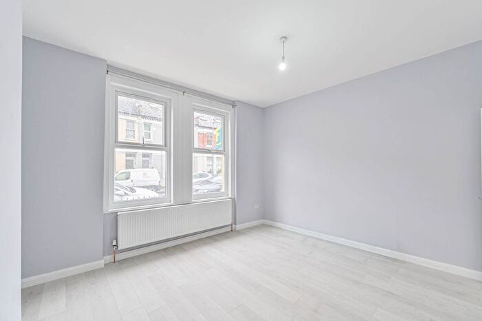 2 Bedroom Flat To Rent In Gilbey Road, Tooting Broadway, London, SW17