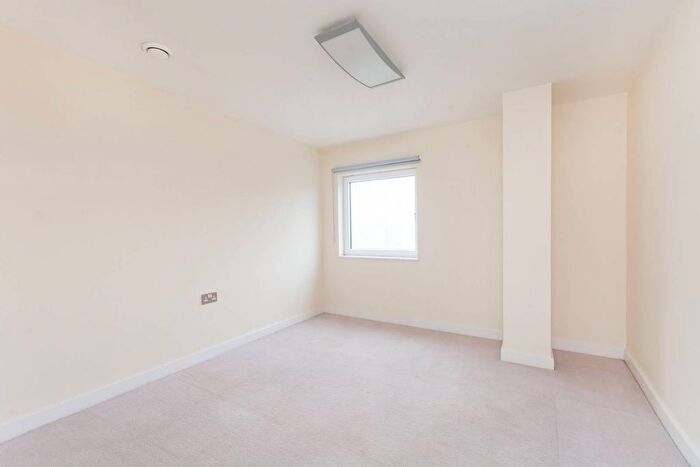 2 Bedroom Flat To Rent In The Green, Southall, UB2
