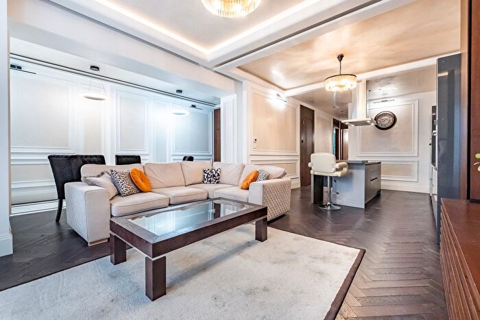 3 Bedroom Flat To Rent In Lexham Gardens, London, W8