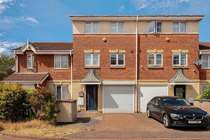 3 Bedroom Town House For Sale In Gillespie Close, Bedford, MK42