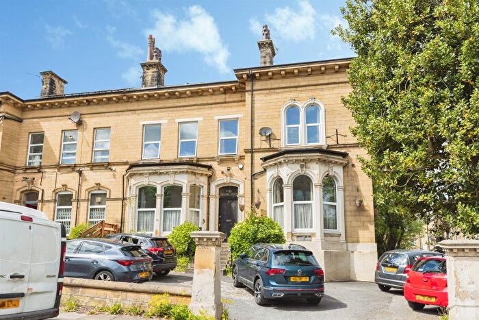 6 Bedroom Semi-Detached House For Sale In Walmer Villas, Bradford, BD8
