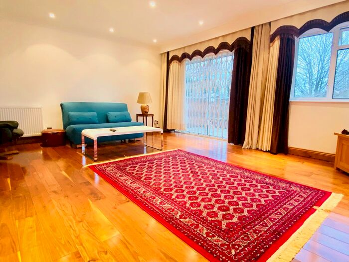 3 Bedroom Detached House To Rent In Melville Gardens, London, N13