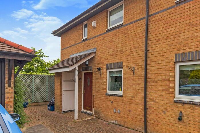 3 Bedroom Semi-Detached House To Rent In Greenhill Close, Loughton, MK5