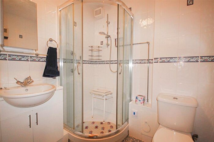 2 Bedroom Apartment For Sale In Warwick Avenue, Bedford, Bedfordshire, MK40