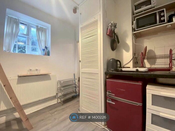 Studio To Rent In Glazbury Road, London, W14