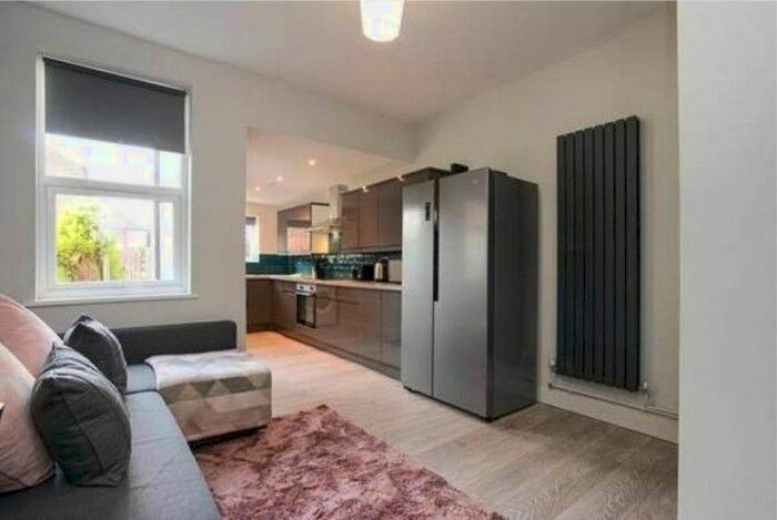 6 Bedroom Terraced House To Rent In Wollaton Road, Beeston, NG9