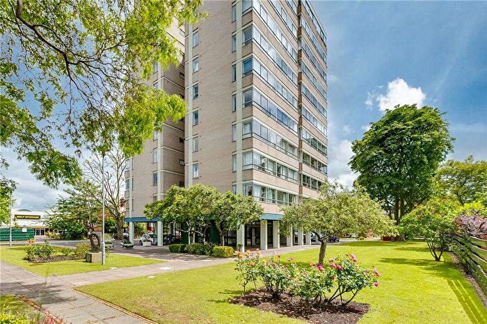 2 Bedroom Flat For Sale In The Towers, Richmond, TW9