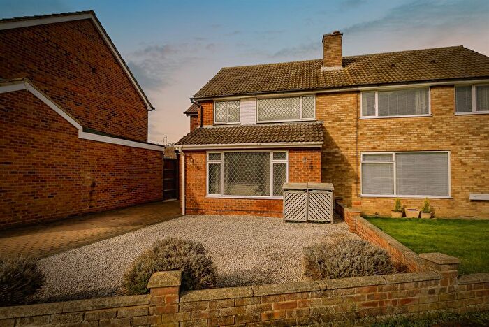3 Bedroom Semi-detached House For Sale In Ingram Avenue, Aylesbury, HP21