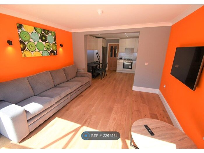 3 Bedroom Flat To Rent In London Road, Reading, RG1