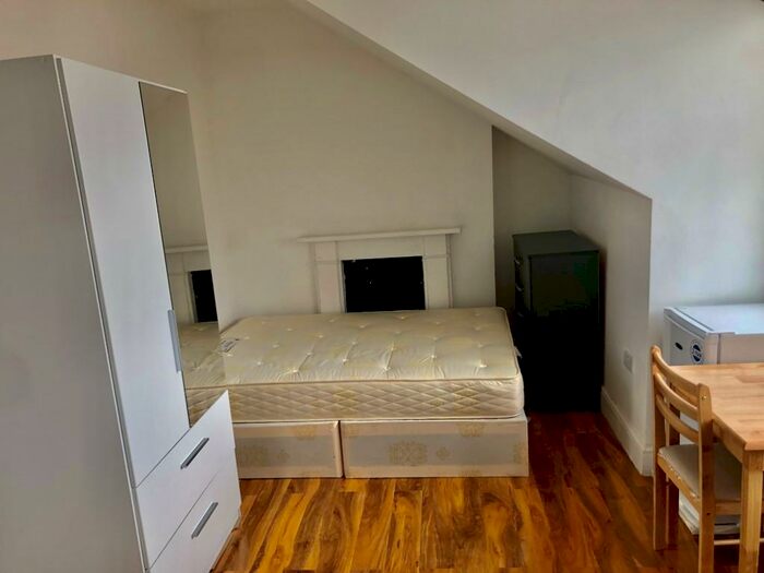 Studio To Rent In Kilburn High Road, London, NW6