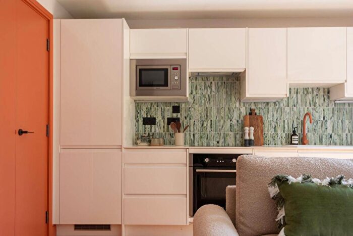 2 Bedroom Flat For Sale In Keymer Place, Tower Hamlets, London, E14