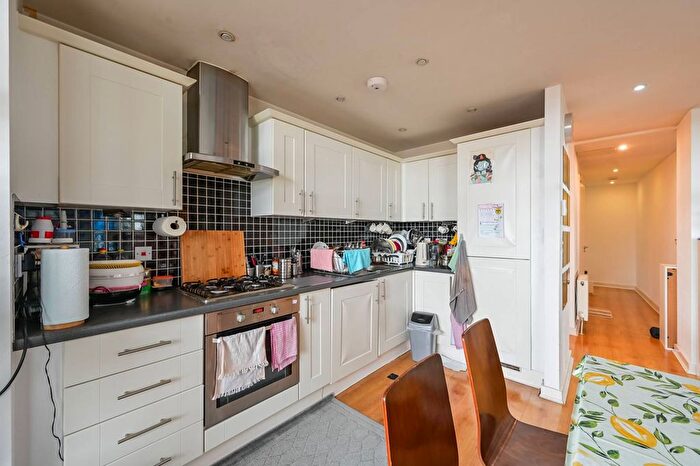 2 Bedroom Flat To Rent In Shaftesbury Road, East Ham, London, E7