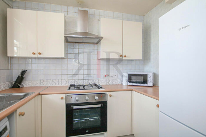 3 Bedroom Flat To Rent In Drummond Road, London, SE16