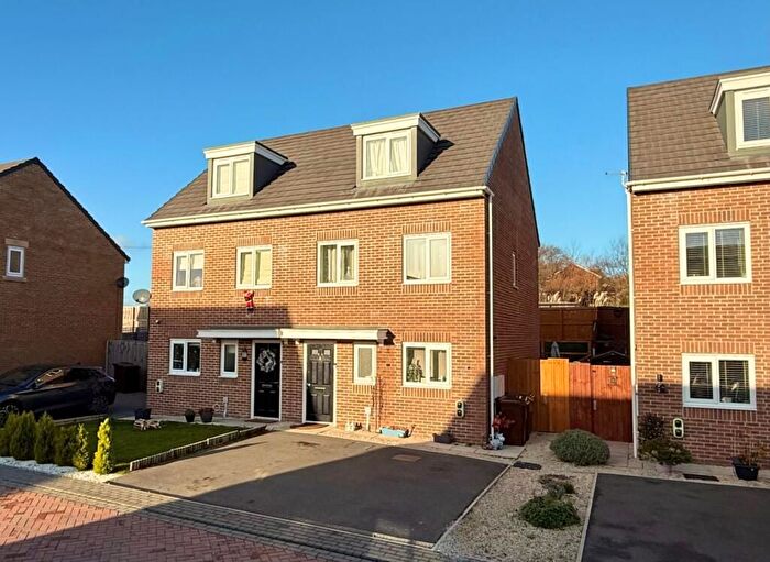 3 Bedroom Semi-Detached House For Sale In Yarn Crescent, Wakefield, WF2