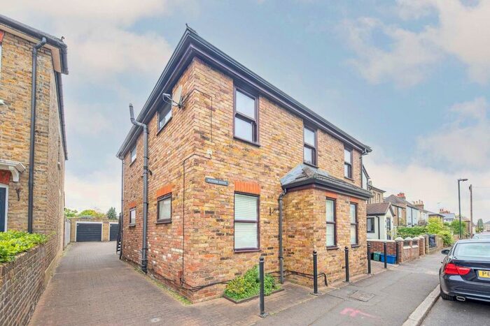 2 Bedroom Flat To Rent In Fourth Cross Road, Twickenham, TW2