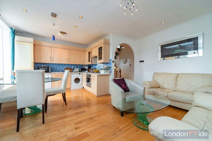 3 Bedroom Flat To Rent In Top Floor, Sutherland Avenue, Maida Vale, W9