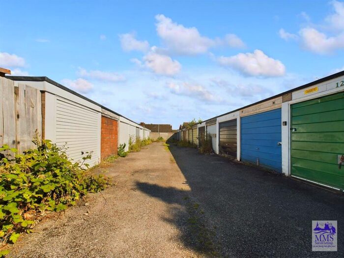 Garage / Parking For Sale In Sunnyfields Close, Rainham, ME8