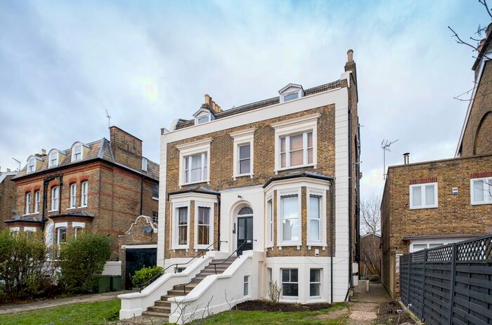 3 Bedroom Flat To Rent In Mount Ephraim Road, London, SW16