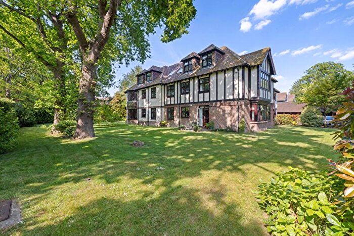 2 Bedroom Flat For Sale In The Avenue, Summersdale, Chichester, PO19