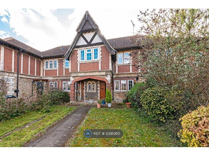 2 Bedroom Flat To Rent In Between Streets, Cobham, KT11