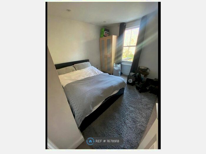 1 Bedroom Flat To Rent In Arminger Road, London, W12