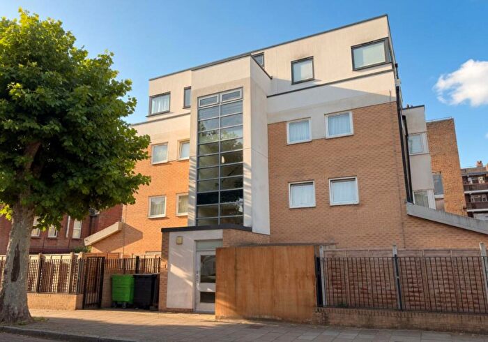 2 Bedroom Flat For Sale In Flat Island House, - Portland Avenue, Stamford Hill, London, N16