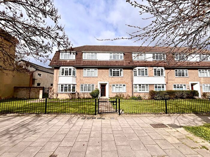 2 Bedroom Flat To Rent In North Parade, Chessington, Surrey., KT9