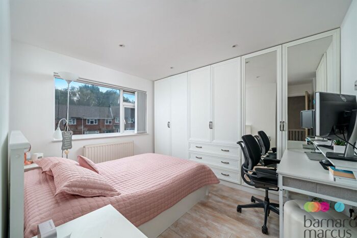 3 Bedroom Terraced House For Sale In Linden Road, London, N11