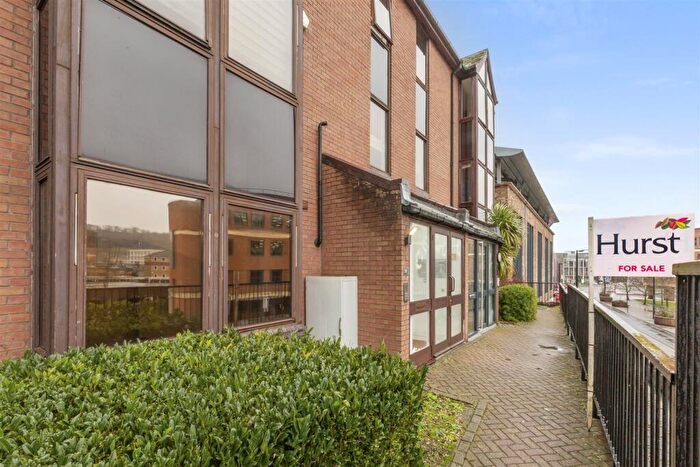 1 Bedroom Flat For Sale In Walk Of Town, High Wycombe, HP13