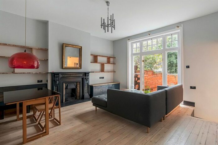 2 Bedroom Flat To Rent In Palace Road, London, SW2