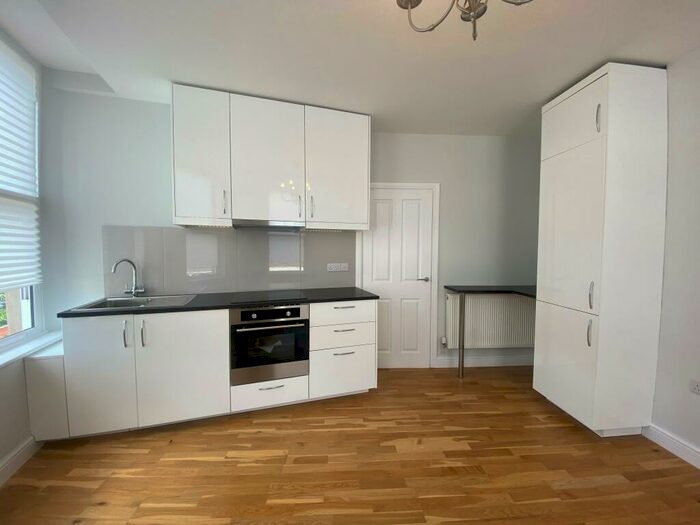 3 Bedroom Apartment To Rent In East Street, Bedminster, BS3