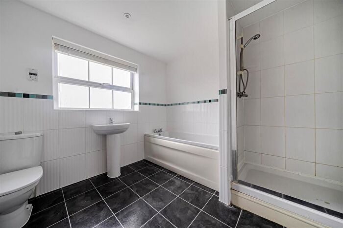 5 Bedroom Detached House For Sale In Gala Close, Bedford, MK41