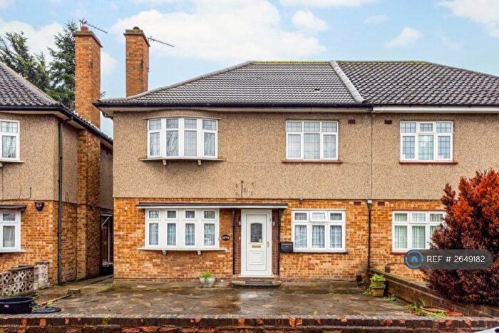 2 Bedroom Maisonette To Rent In Eastern Avenue, Ilford, IG2