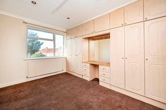 1 Bedroom Flat To Rent In Chessington Parade, Chessington, KT9