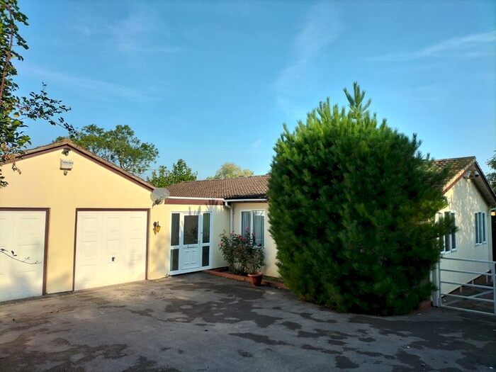4 Bedroom Bungalow To Rent In Swindon Lane, Cheltenhham, GL50