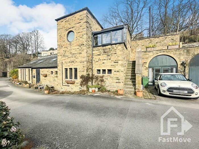 3 Bedroom Link Detached House For Sale In Holme Court, New Mill, Holmfirth, HD9