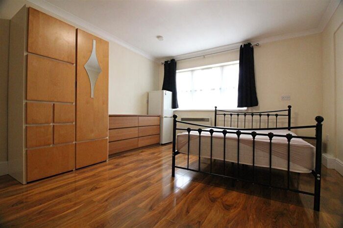 Studio To Rent In Chertsey Bridge Road, Chertsey, KT16