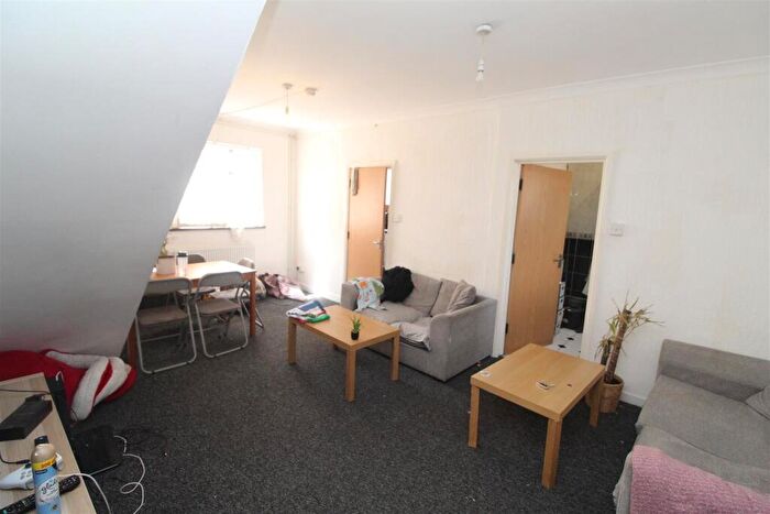 4 Bedroom Flat To Rent In Coburn Street, Cathays, Cardiff, CF24