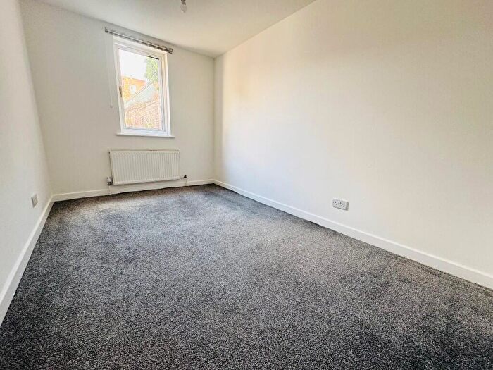 2 Bedroom Flat To Rent In Castle Street, Luton, Bedfordshire, LU1