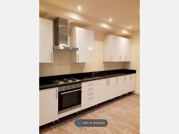 2 Bedroom Flat To Rent In South Street, Romford, Essex, RM1