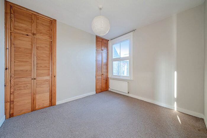 2 Bedroom Flat To Rent In Merton Road, Earlsfield, London, SW18