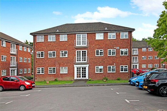 2 Bedroom Flat For Sale In Midhope Close, Woking, GU22