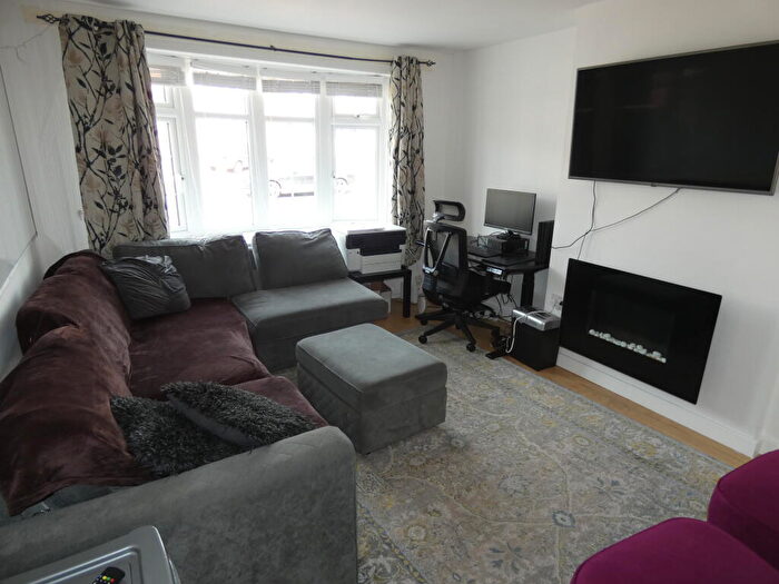 4 Bedroom Semi-Detached House To Rent In Dunsby Road, Luton, LU3