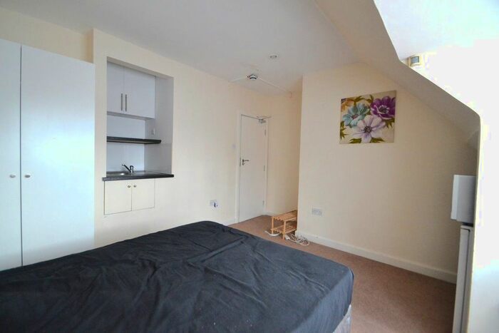 Studio To Rent In Market Place, London, NW11