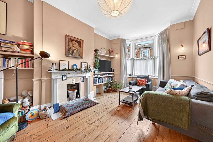 2 Bedroom Flat For Sale In Barretts Grove, London, N16
