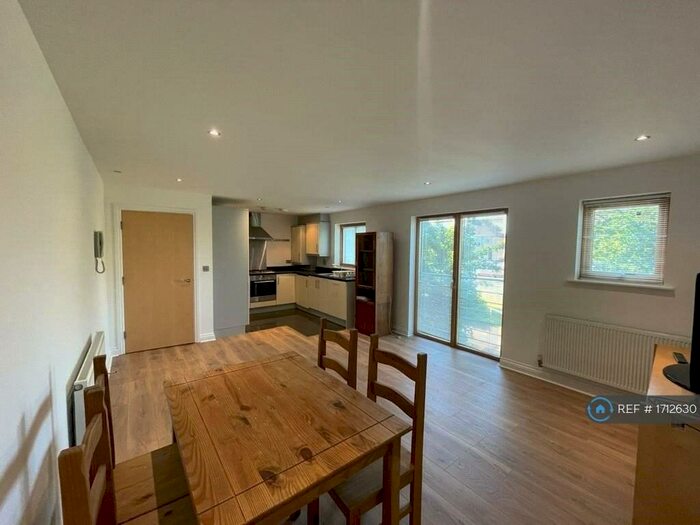 1 Bedroom Flat To Rent In Liberty Court, London, NW4